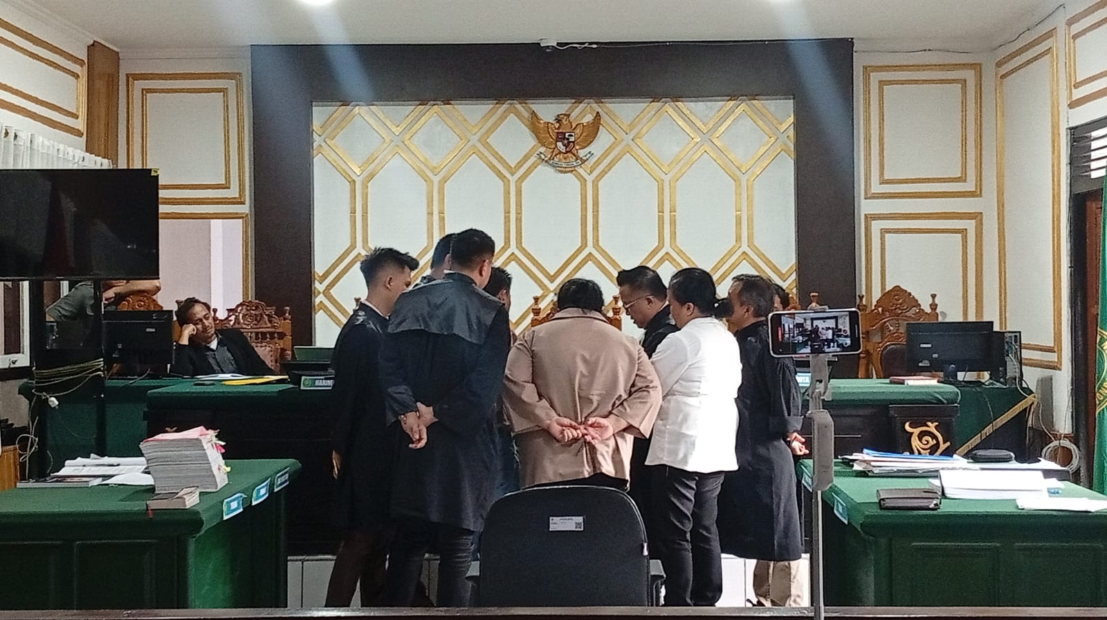 Saat bukti chat WhatsApp disodorkan ke majelis hakim.